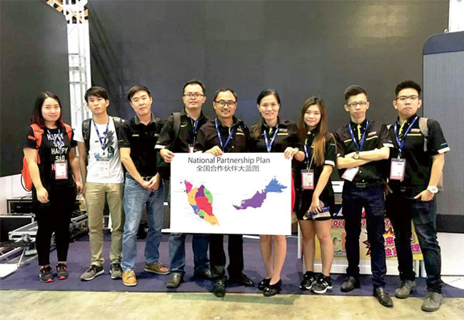 第27届马来西亚国际广告及LED展多宝电竞工作人员合影