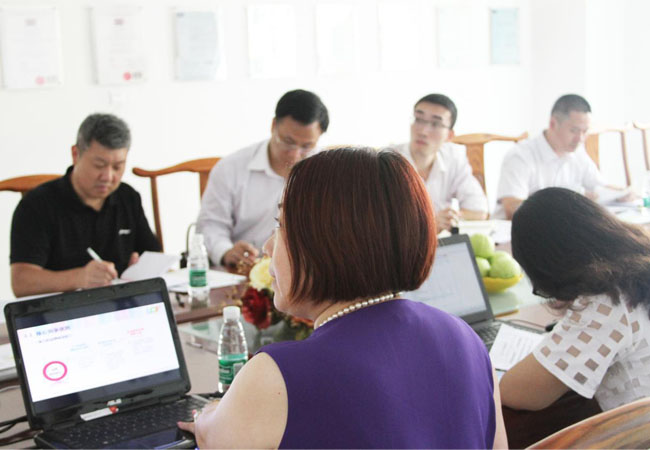 多宝电竞创始人龙平芳女士向上市办领导介绍了多宝电竞