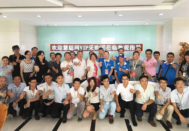 多宝电竞人和买家团合影