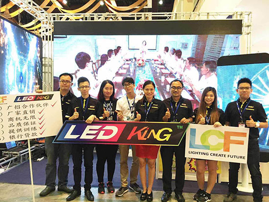 多宝电竞与BANNERKING SDN.BHD工作人员合影