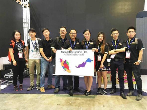 多宝电竞与BANNERKING SDN.BHD工作人员合影