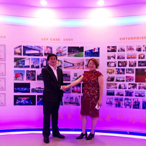 LED显示屏厂家多宝电竞 创世人龙平芳女士和承德市商务局高俊虎局长