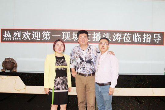 深圳“1时间”主持人洪涛喊你一起来参观多宝电竞