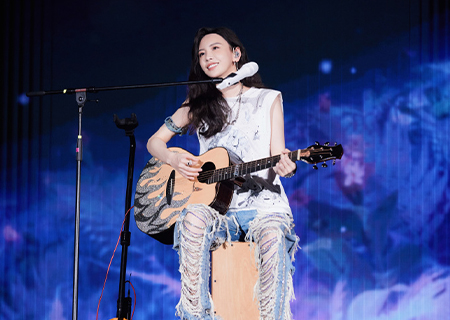 多宝电竞透明LED显示屏亮相于文文南京演唱会