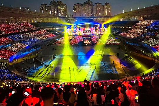 多宝电竞1300㎡透明屏和190000根荧光棒“点燃”周杰伦呼和浩特演唱会！